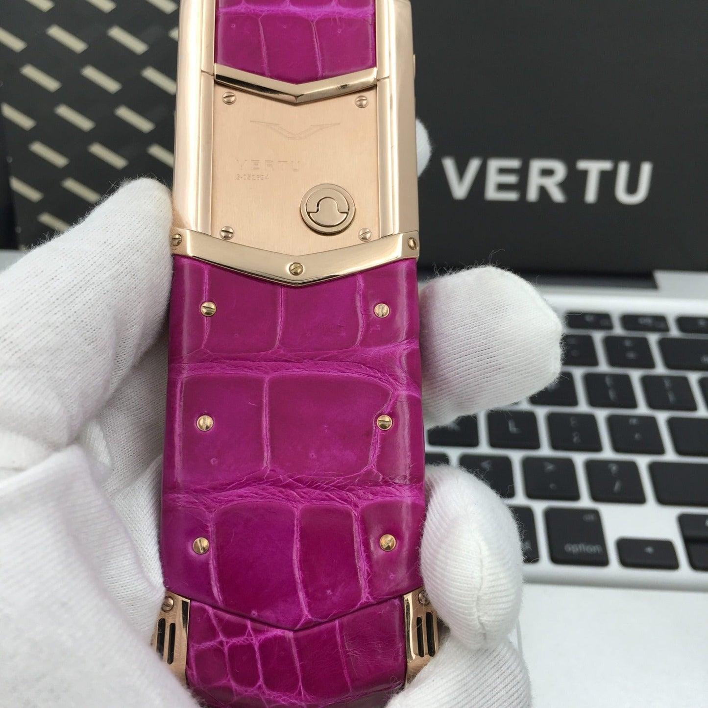 Vertu Signature S  Authentic Alligator Ladies Business Luxury Keypad Mobile Phone