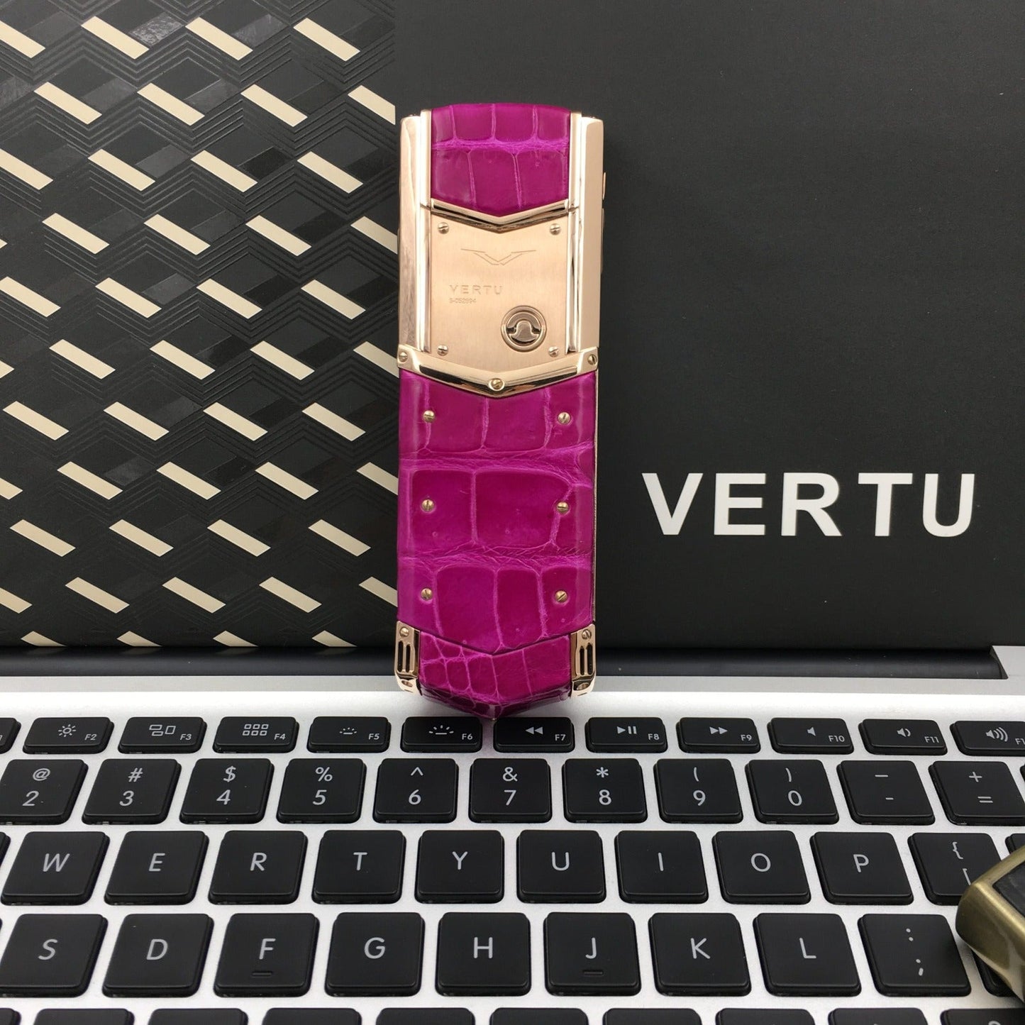 Vertu Signature S  Authentic Alligator Ladies Business Luxury Keypad Mobile Phone